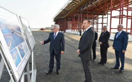 Ilham Aliyev observes progress of construction of new bridge on Pirallahi Island - PHOTO